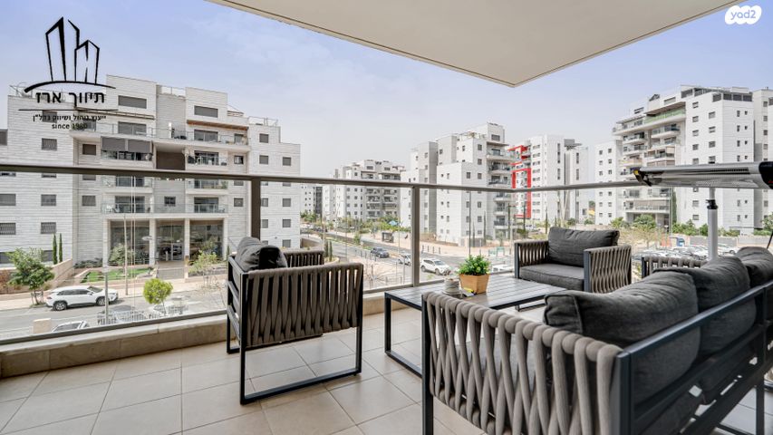 דירת גן, עוזי חיטמן, נאות שמיר, יבנה