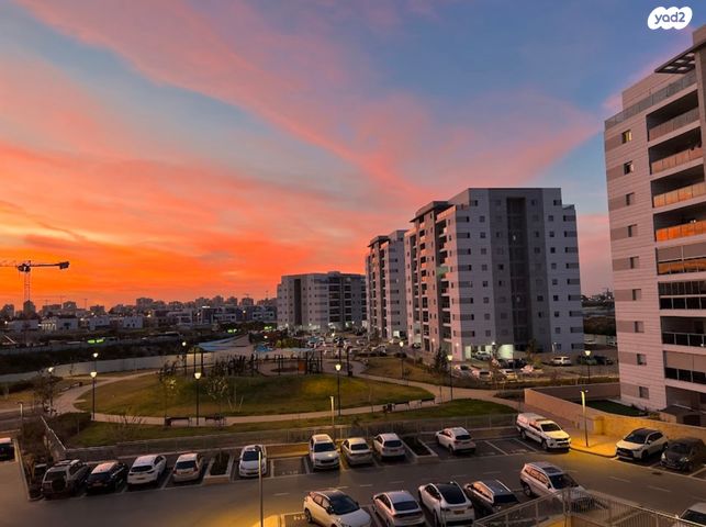 דירה, אהוד מנור, נאות אפק, אפקה, קרית ביאליק