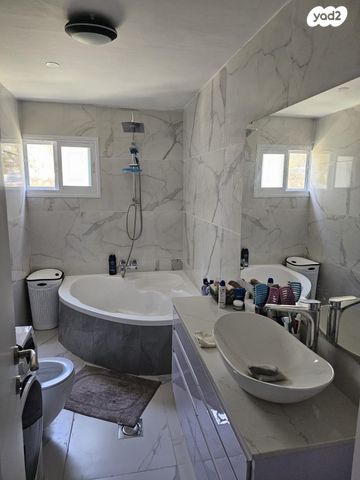 דירה, הקרן, כלי שיר, מעלה אדומים