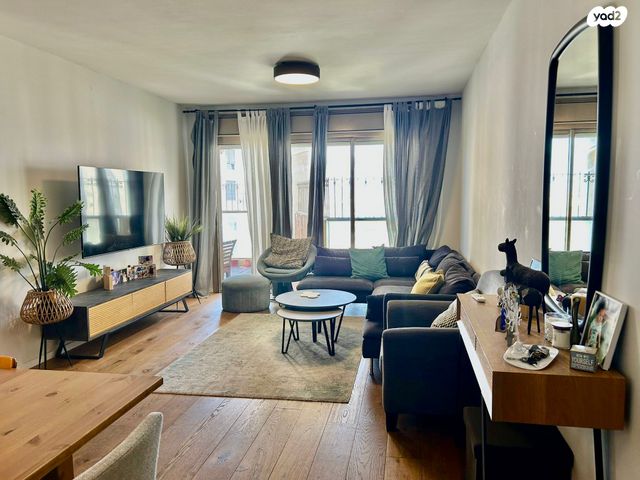 דירה, כרמל, אחוזת הנשיא, רחובות