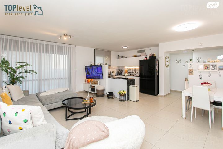 דירה, לח"י, גלי כרמל, טירת כרמל