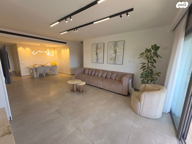 דירת גן, גן יבנה מערב, גן יבנה