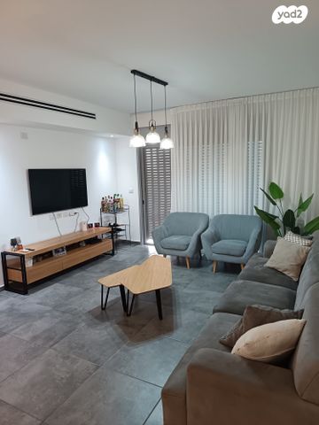 דירה, כליל החורש 9, יצחק שמיר, נהריה