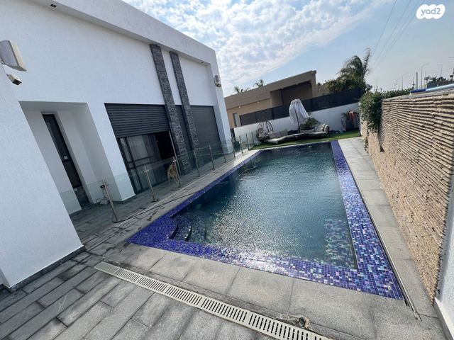 בית פרטי/ קוטג', זמרת