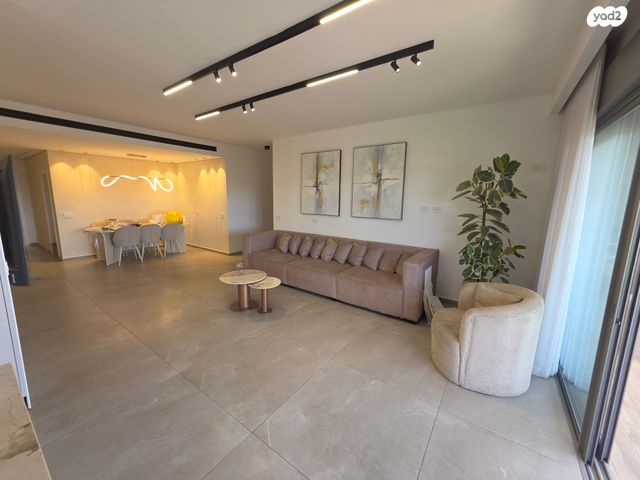 דירת גן, גן יבנה מערב, גן יבנה