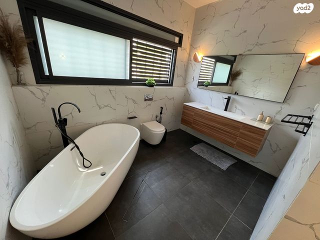 בית פרטי/ קוטג', זמרת