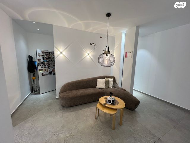 בית פרטי/ קוטג', זמרת