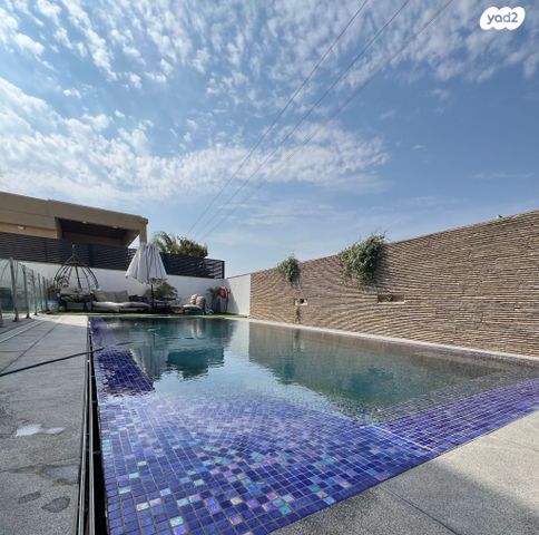 בית פרטי/ קוטג', זמרת