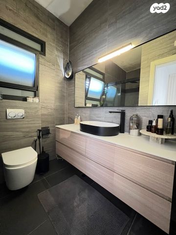 בית פרטי/ קוטג', זמרת