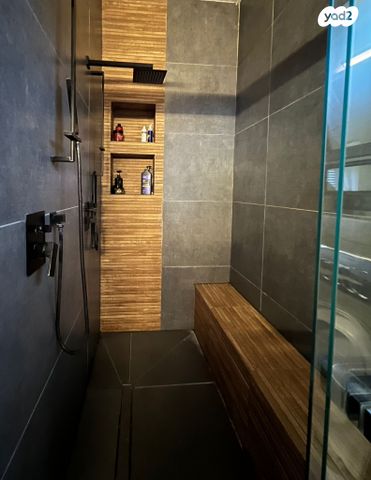 בית פרטי/ קוטג', זמרת