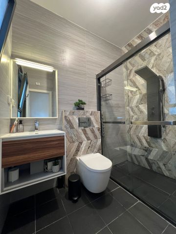 בית פרטי/ קוטג', זמרת