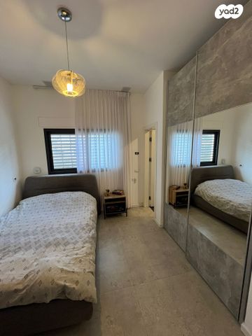 בית פרטי/ קוטג', זמרת