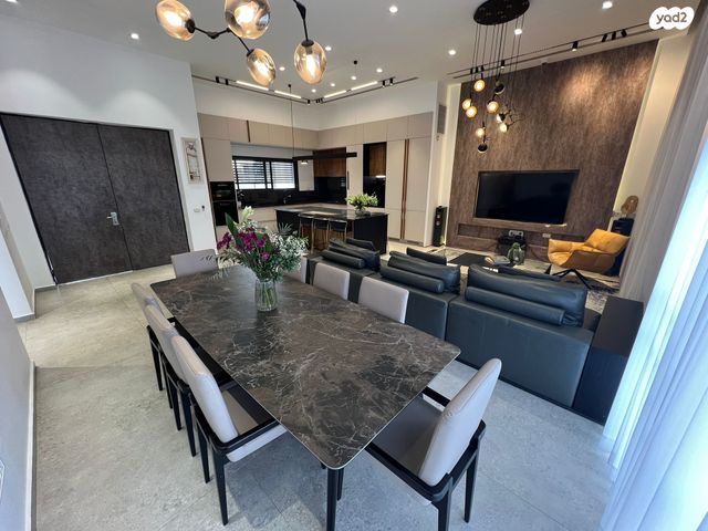 בית פרטי/ קוטג', זמרת