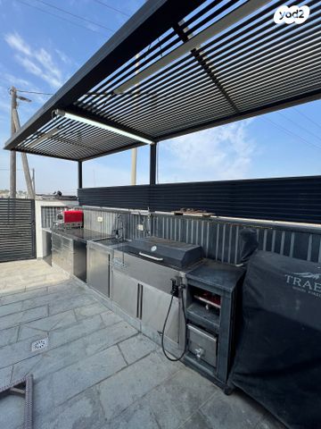 בית פרטי/ קוטג', זמרת