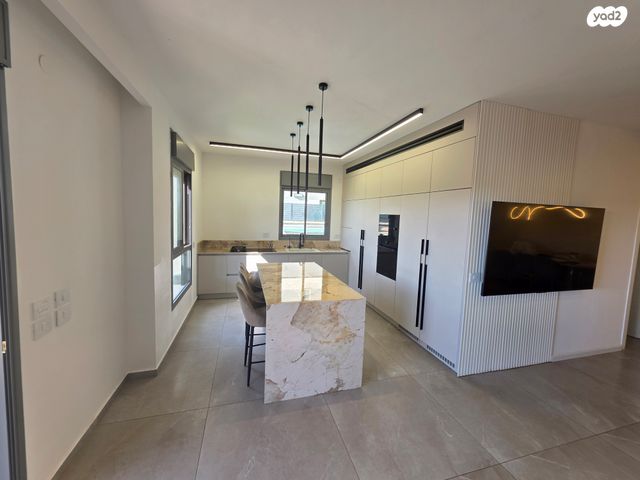 דירת גן, גן יבנה מערב, גן יבנה