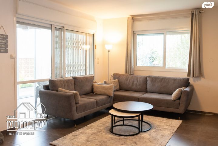 דירת גן, צור יצחק, צור יצחק