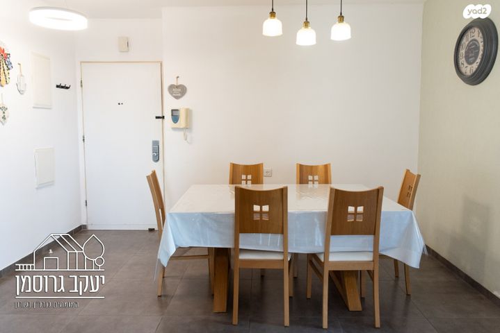 דירת גן, צור יצחק, צור יצחק