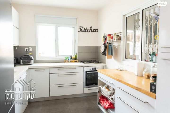 דירת גן, צור יצחק, צור יצחק