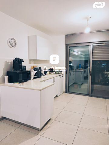 דירה, שרה אהרונסון, גדרה מזרח, גדרה