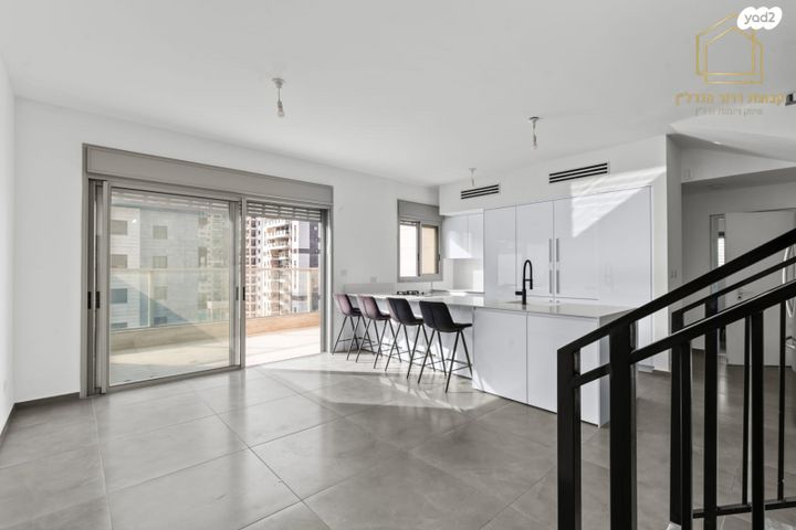 דופלקס, הלוחמות 16, ראשון לציון