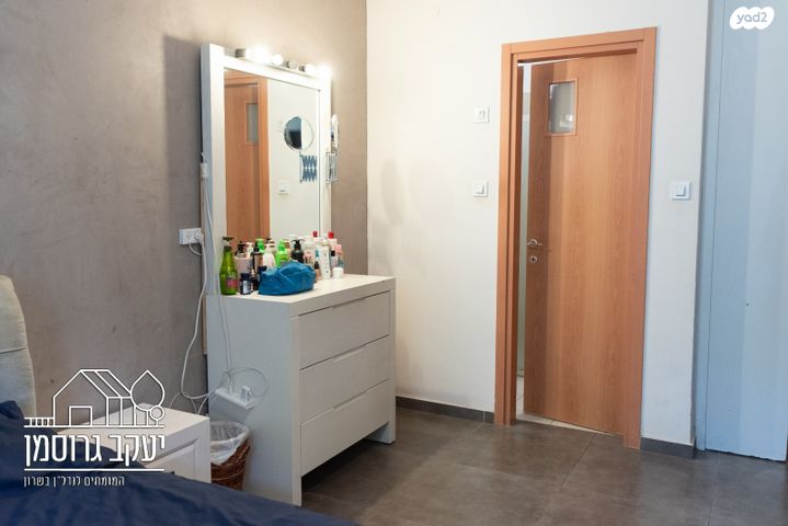 דירת גן, צור יצחק, צור יצחק