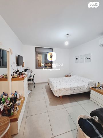 דירה, שרה אהרונסון, גדרה מזרח, גדרה