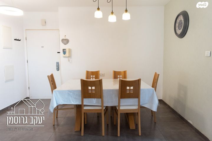 דירת גן, צור יצחק, צור יצחק