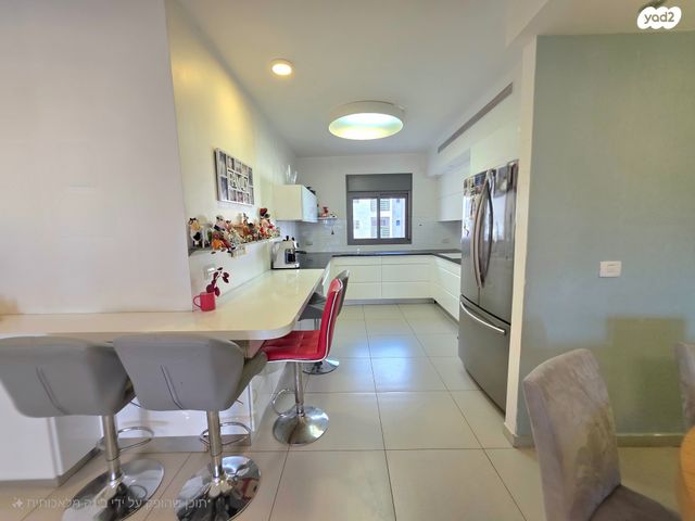 דירה, יצחק זיקו גרציאני, הזמר העברי, כפר סבא