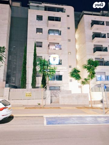 דירה, שרה אהרונסון, גדרה מזרח, גדרה