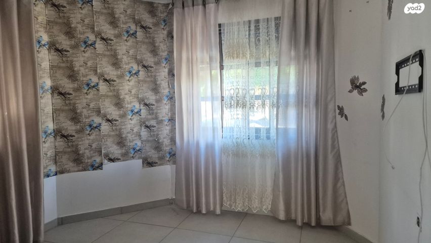 דו משפחתי, אורנית, אורנית