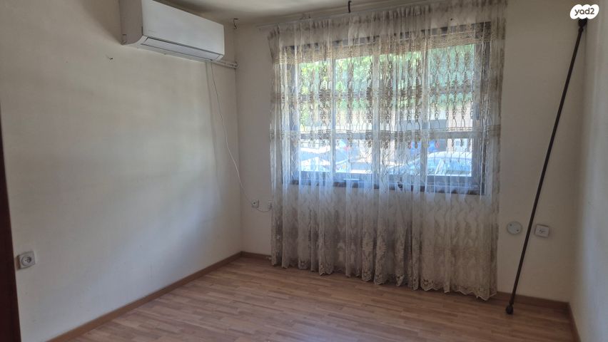 דו משפחתי, אורנית, אורנית