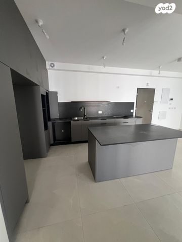 דירה, אמנון ליפקין שחק, נוף הטיילת, נתניה