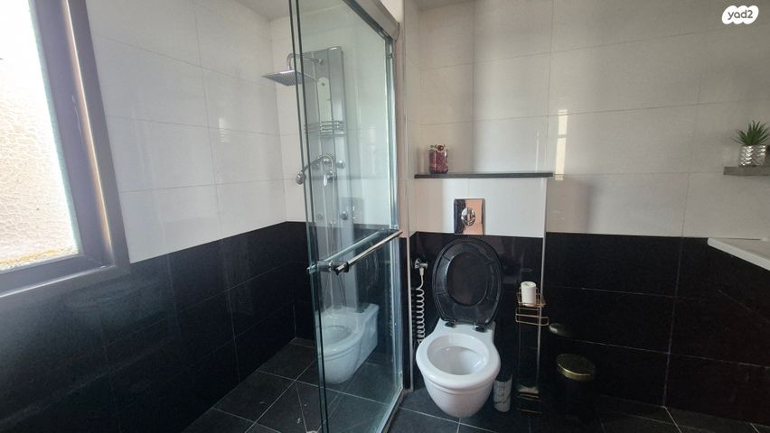 דו משפחתי, אורנית, אורנית