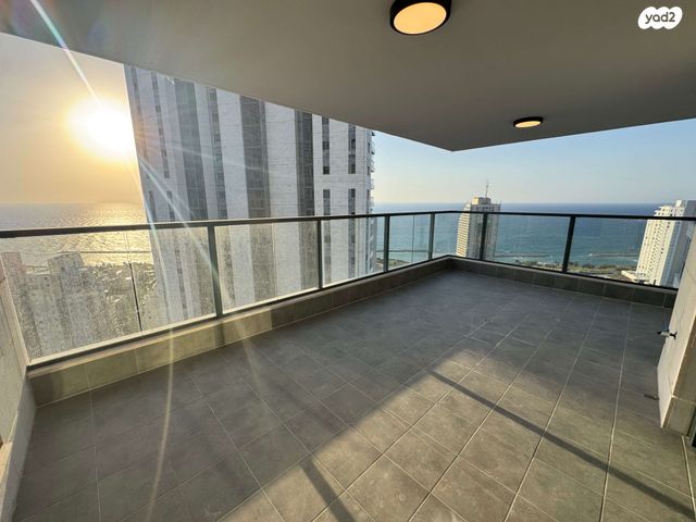 דירה, אמנון ליפקין שחק, נוף הטיילת, נתניה