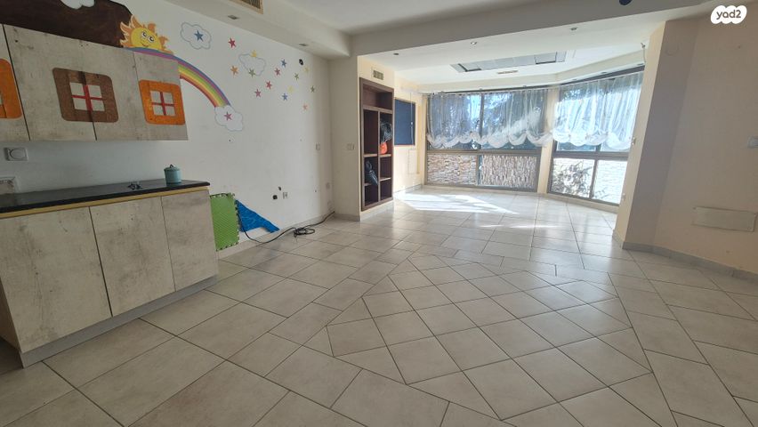 דו משפחתי, אורנית, אורנית