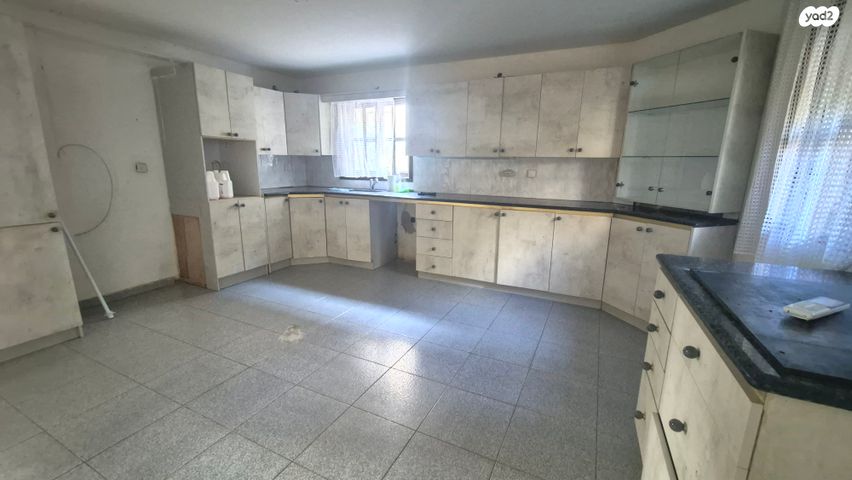 דו משפחתי, אורנית, אורנית