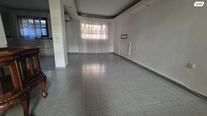 דו משפחתי, אורנית, אורנית