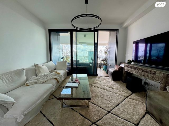 מונטיפיורי, הרכבת