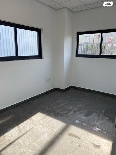 מחסנים, באר טוביה, באר טוביה