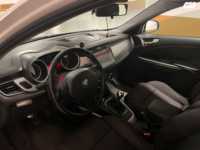 מודעת רכב אלפא רומיאו ג'ולייטה