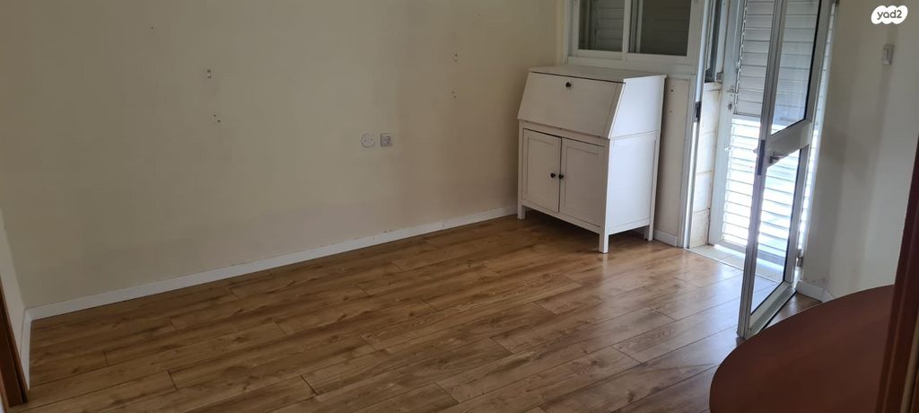 גג/ פנטהאוז, השיטה 6, צמח השדה, מעלה אדומים