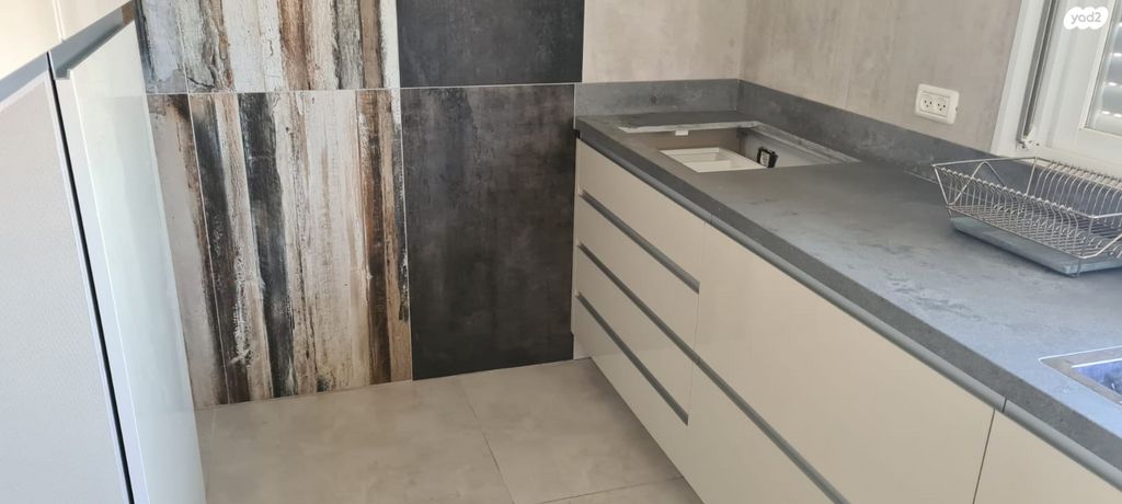 גג/ פנטהאוז, השיטה 6, צמח השדה, מעלה אדומים