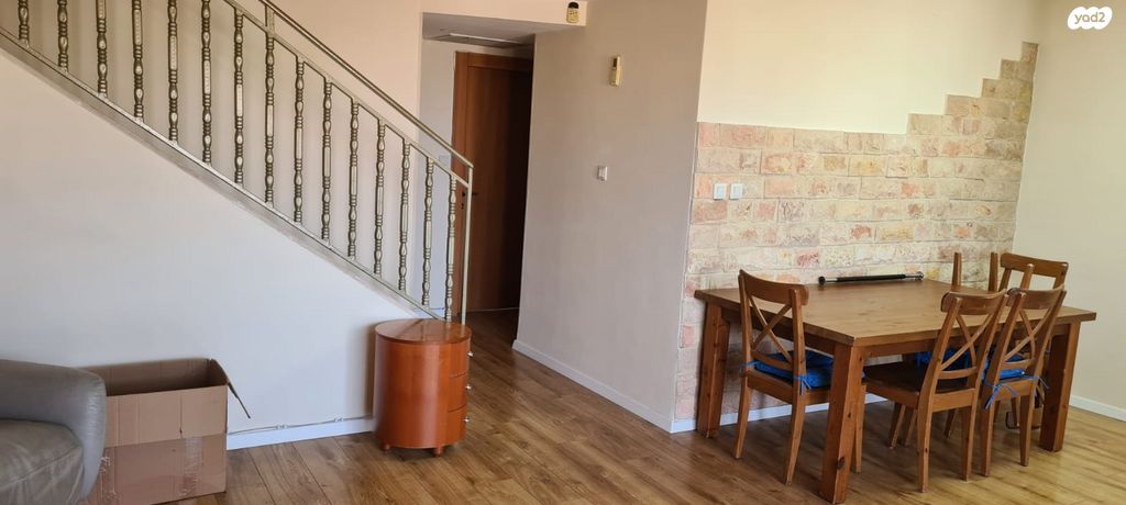 גג/ פנטהאוז, השיטה 6, צמח השדה, מעלה אדומים