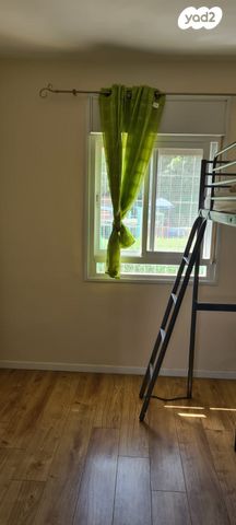 גג/ פנטהאוז, השיטה 6, צמח השדה, מעלה אדומים