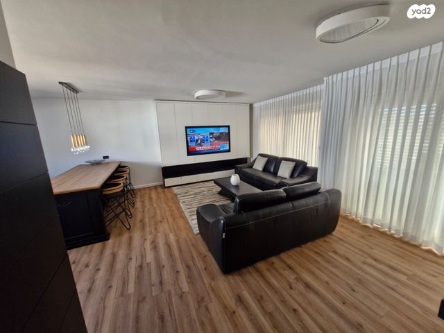 גג/ פנטהאוז, בעל שם טוב 21, מרכז העיר, קרית אתא