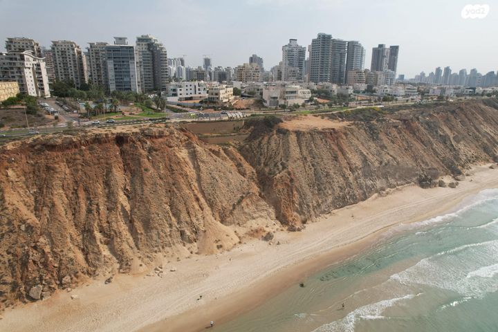 מגרשים, פנצ'ו 32, גלי הים, נתניה