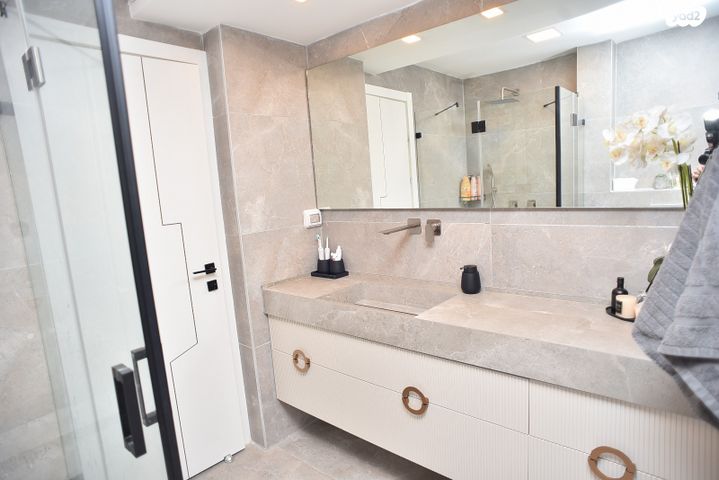 דירת גן, ארבע אמהות 1, גדרה מזרח, גדרה