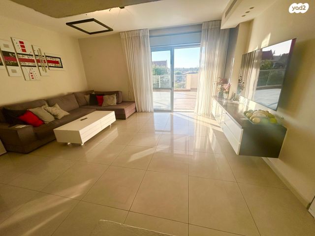 גג/ פנטהאוז, ארז 9, סחלבים, שוהם