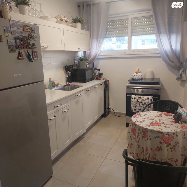 דירה, תשי"ג 9, פנחס ספיר, מגדל העמק