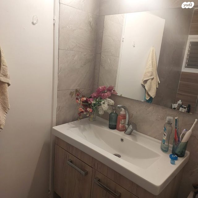 דירה, תשי"ג 9, פנחס ספיר, מגדל העמק